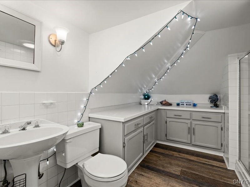 6 Ironwood Road New Hartford, NY 13413 - Photo 33 of 43 2nd floor full bath in the hallway for the 2 addit