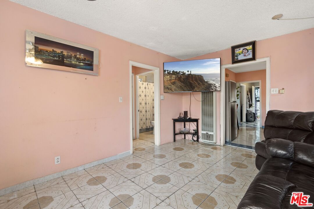 2907 South Ridgeley Drive Los Angeles, CA 90016 - Photo 4 of 15