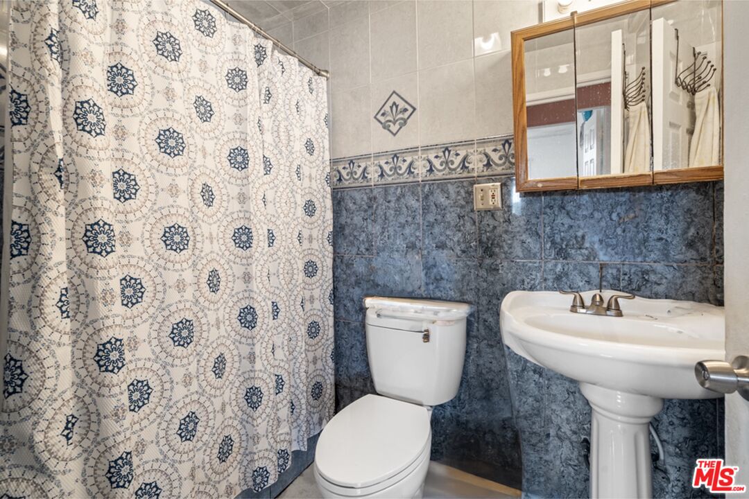 2907 South Ridgeley Drive Los Angeles, CA 90016 - Photo 6 of 15