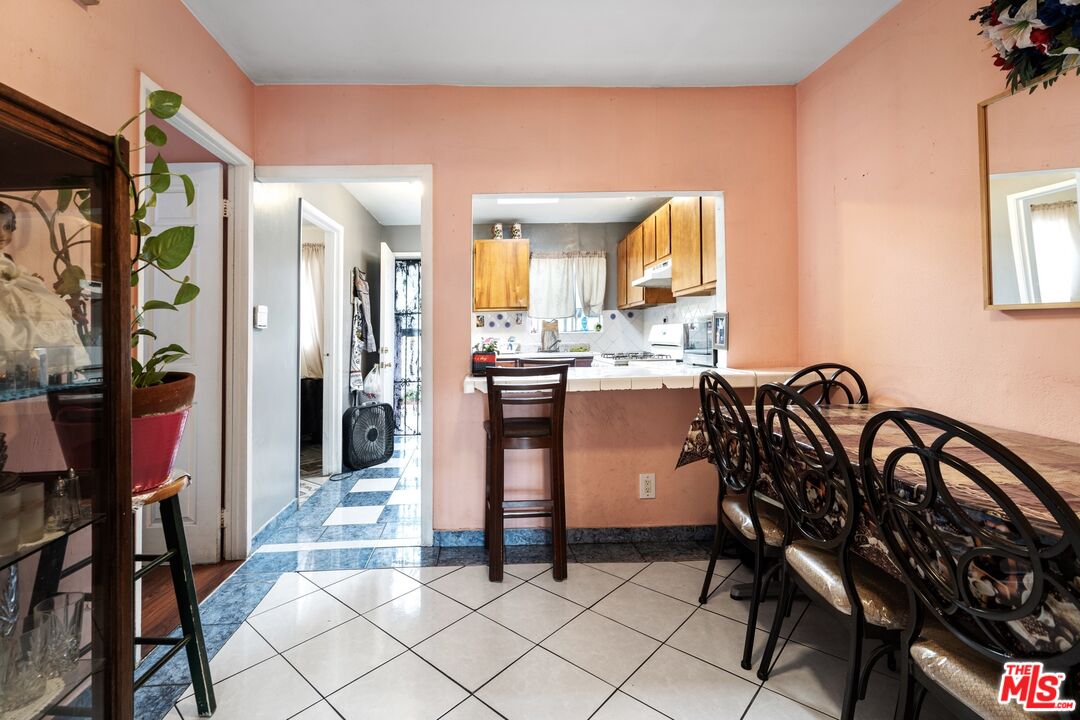 2907 South Ridgeley Drive Los Angeles, CA 90016 - Photo 8 of 15