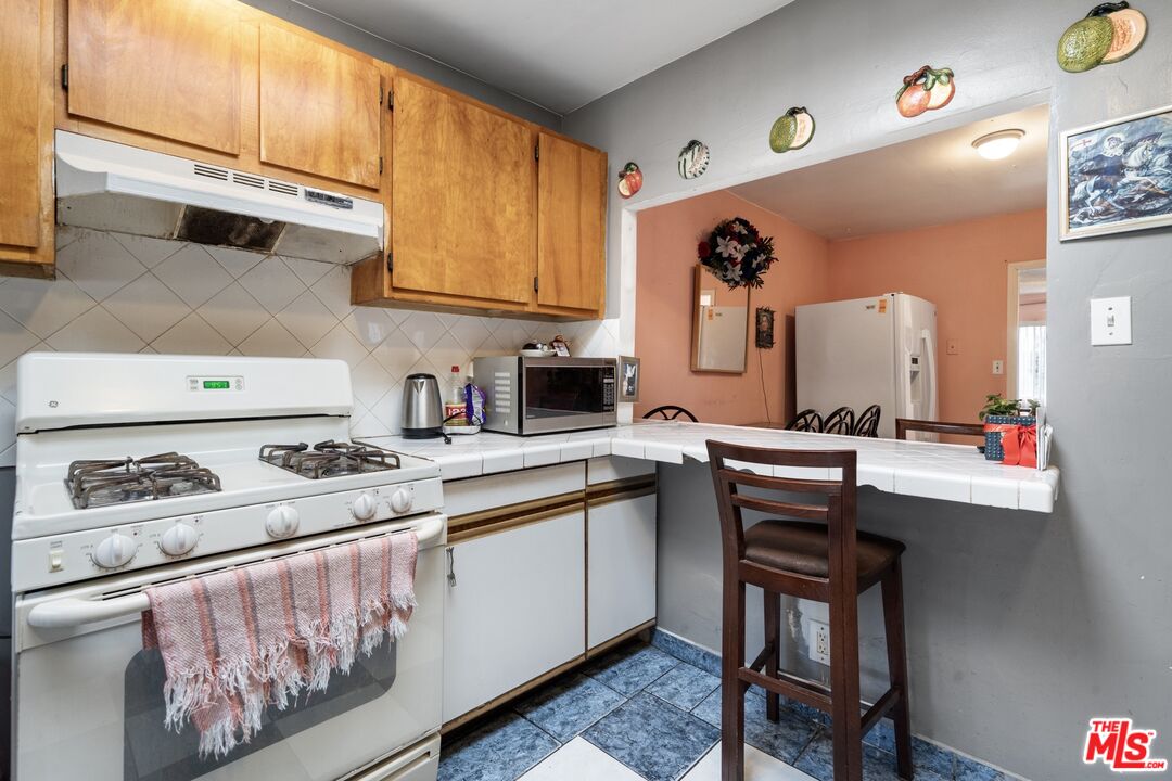 2907 South Ridgeley Drive Los Angeles, CA 90016 - Photo 10 of 15