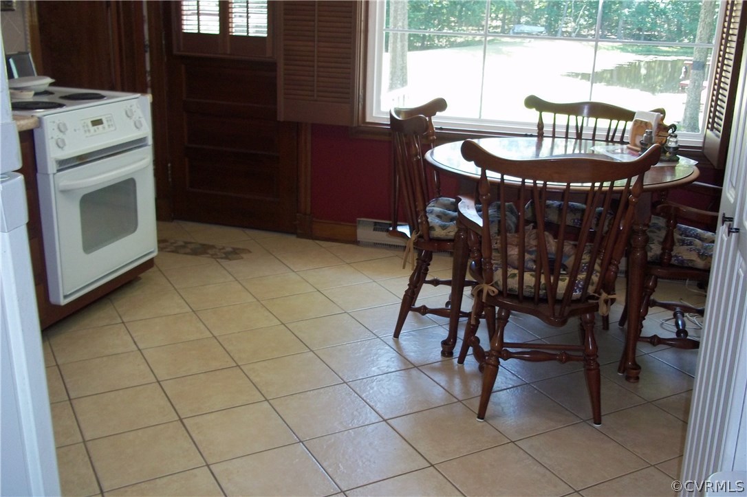 19613 Genito Road Moseley, VA 23120 - Photo 6 of 22 a view of a dining table and chairs in the balcony