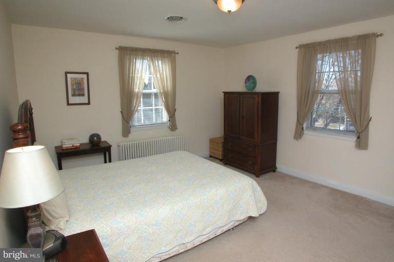 6461 Blenheim Road Baltimore, MD 21212 - Photo 11 of 20 a bedroom with a bed and a lamp on table