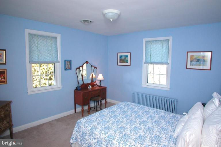 6461 Blenheim Road Baltimore, MD 21212 - Photo 13 of 20 a bedroom with a bed and a window