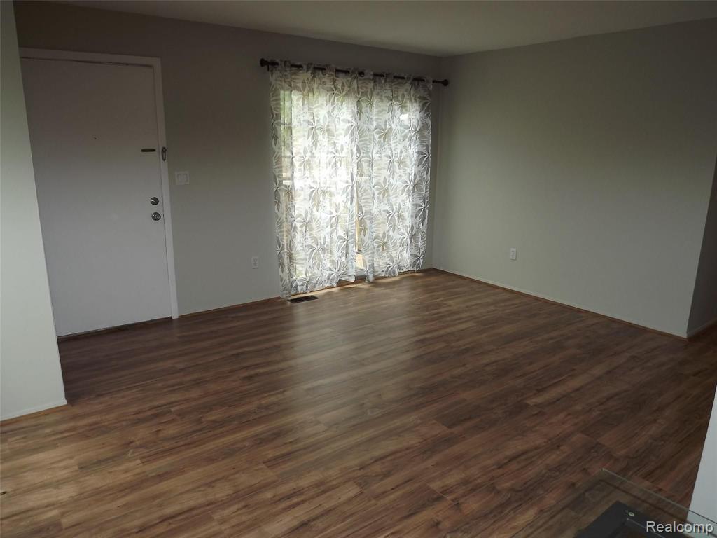 270 1st Street Rochester, MI 48307 - Photo 3 of 11