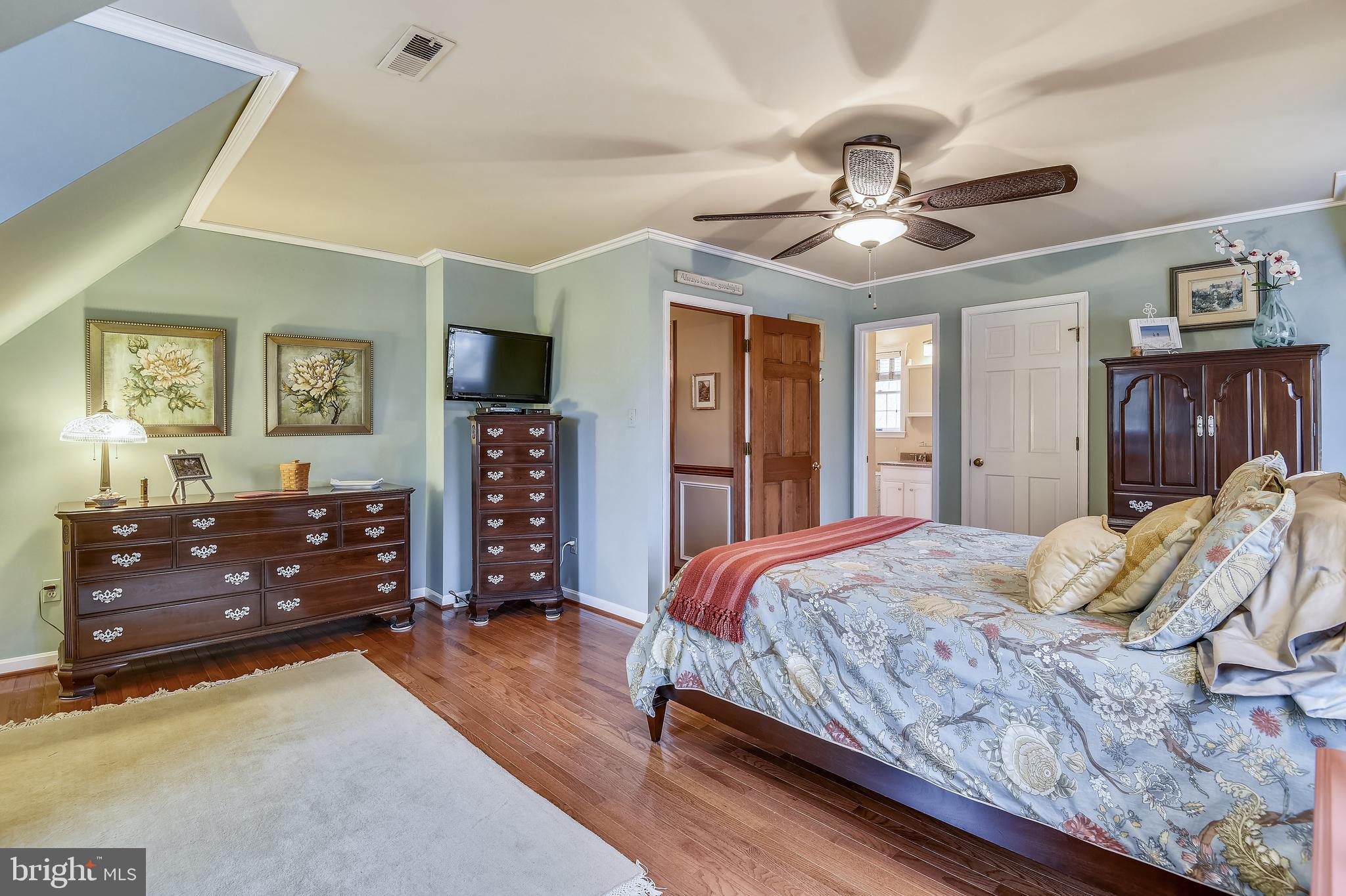 6157 Owings Beach Road Deale, MD 20751 - Photo 37 of 73 Owners bedroom