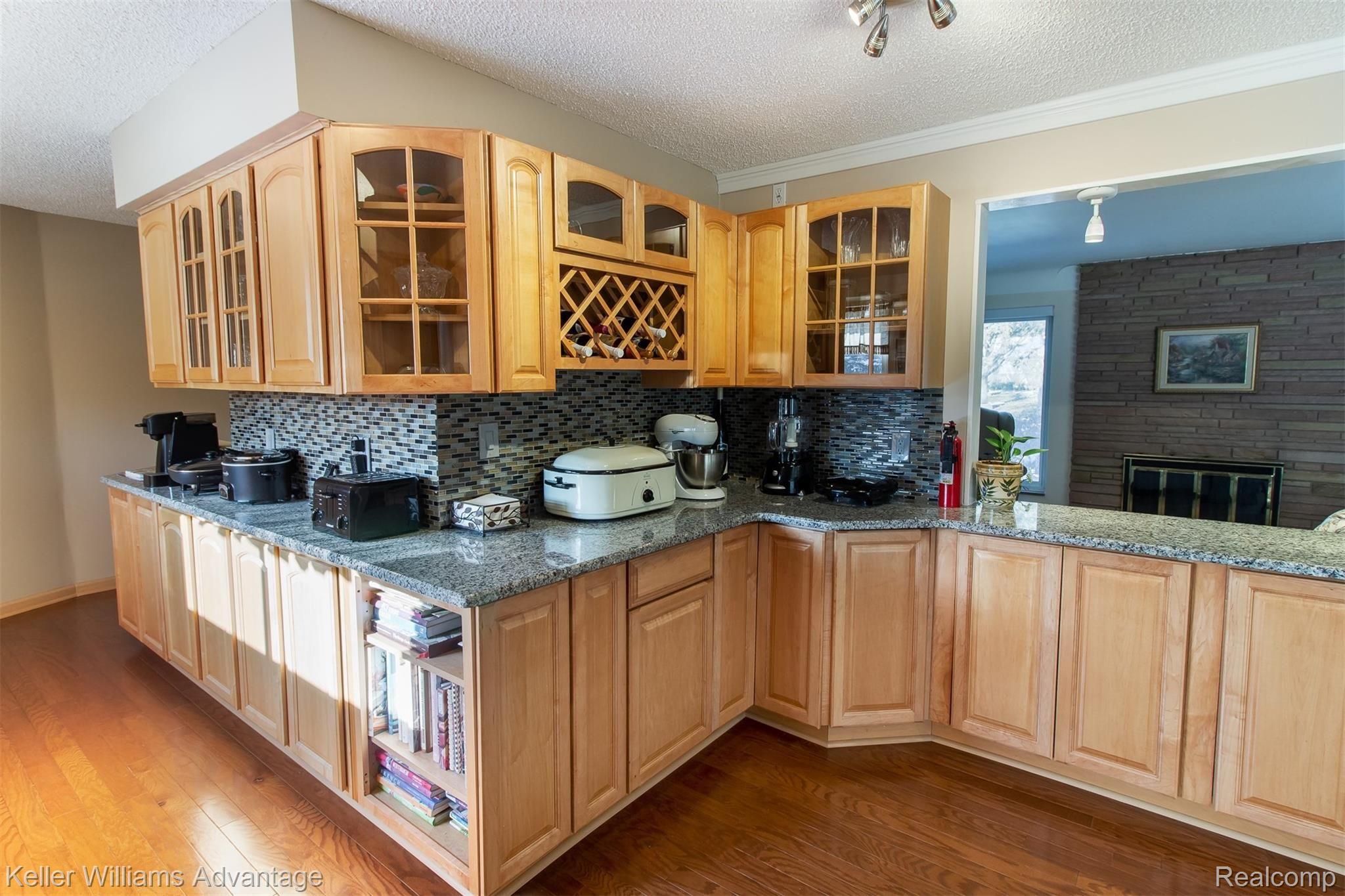 36221 West Lyman Road Farmington, MI 48331 - Photo 9 of 32 Lyman_36221_Kitchen_03.jpg