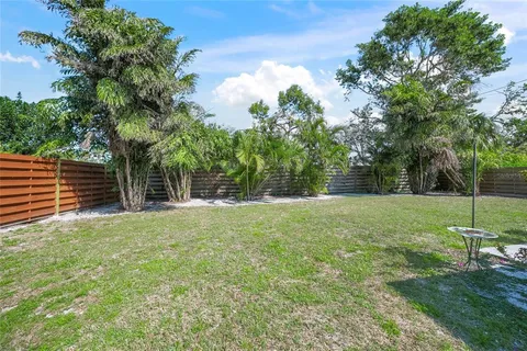 a view of a back yard