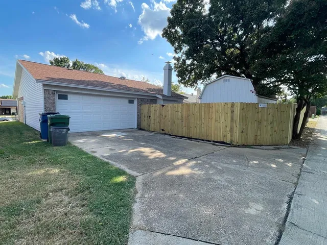 a view of a backyard