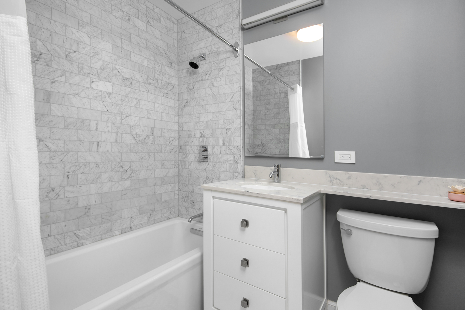 421 West Melrose Street, Unit 18BC Chicago, IL 60657 - Photo 22 of 29 a bathroom with a toilet sink and bathtub
