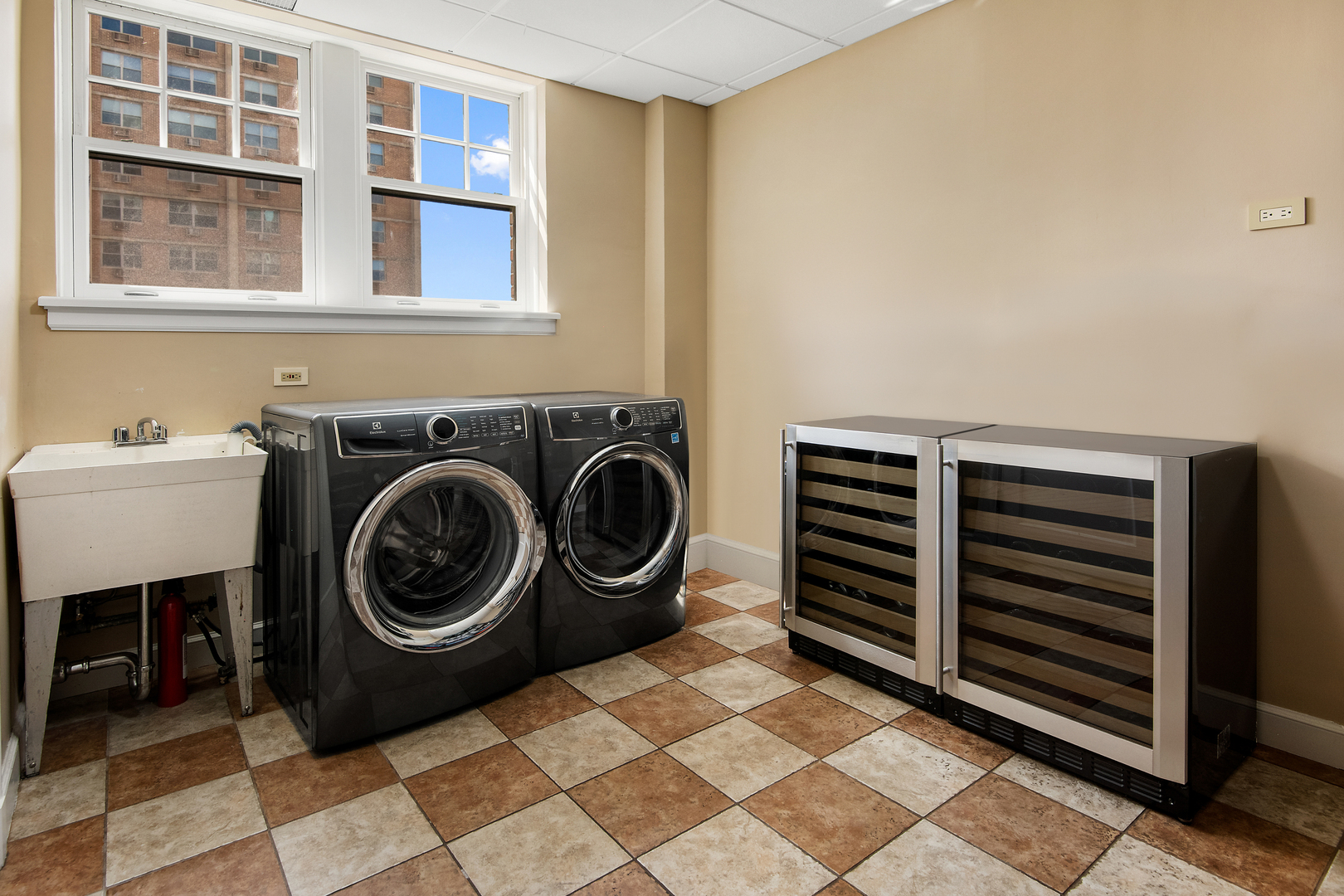 421 West Melrose Street, Unit 18BC Chicago, IL 60657 - Photo 24 of 29 a utility room with dryer and washer
