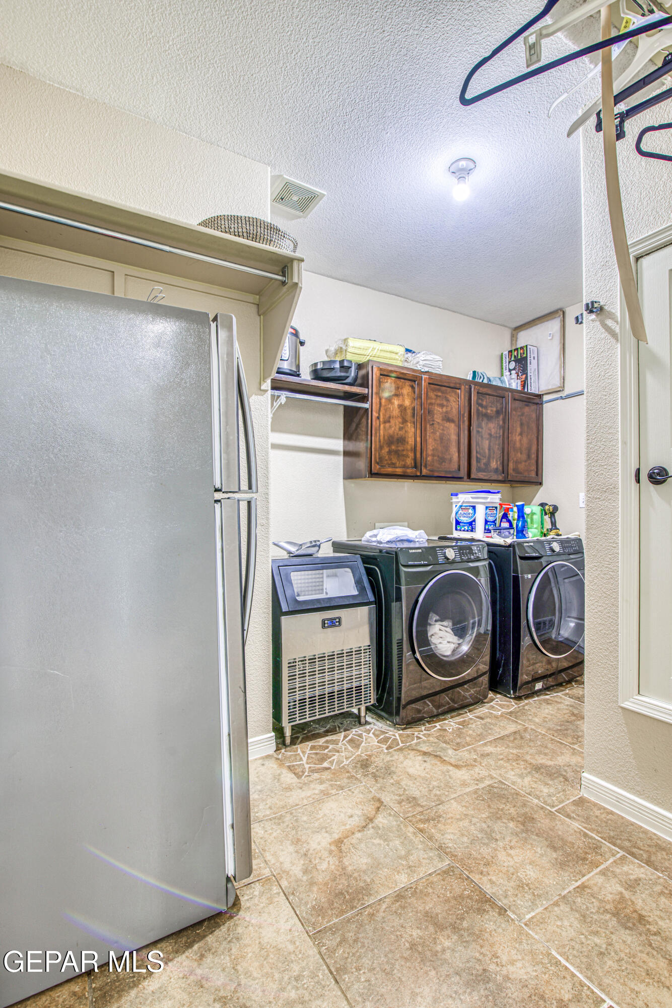 617 Wallace Road Anthony, NM 88021 - Photo 28 of 87 a utility room with fridge dryer and washer