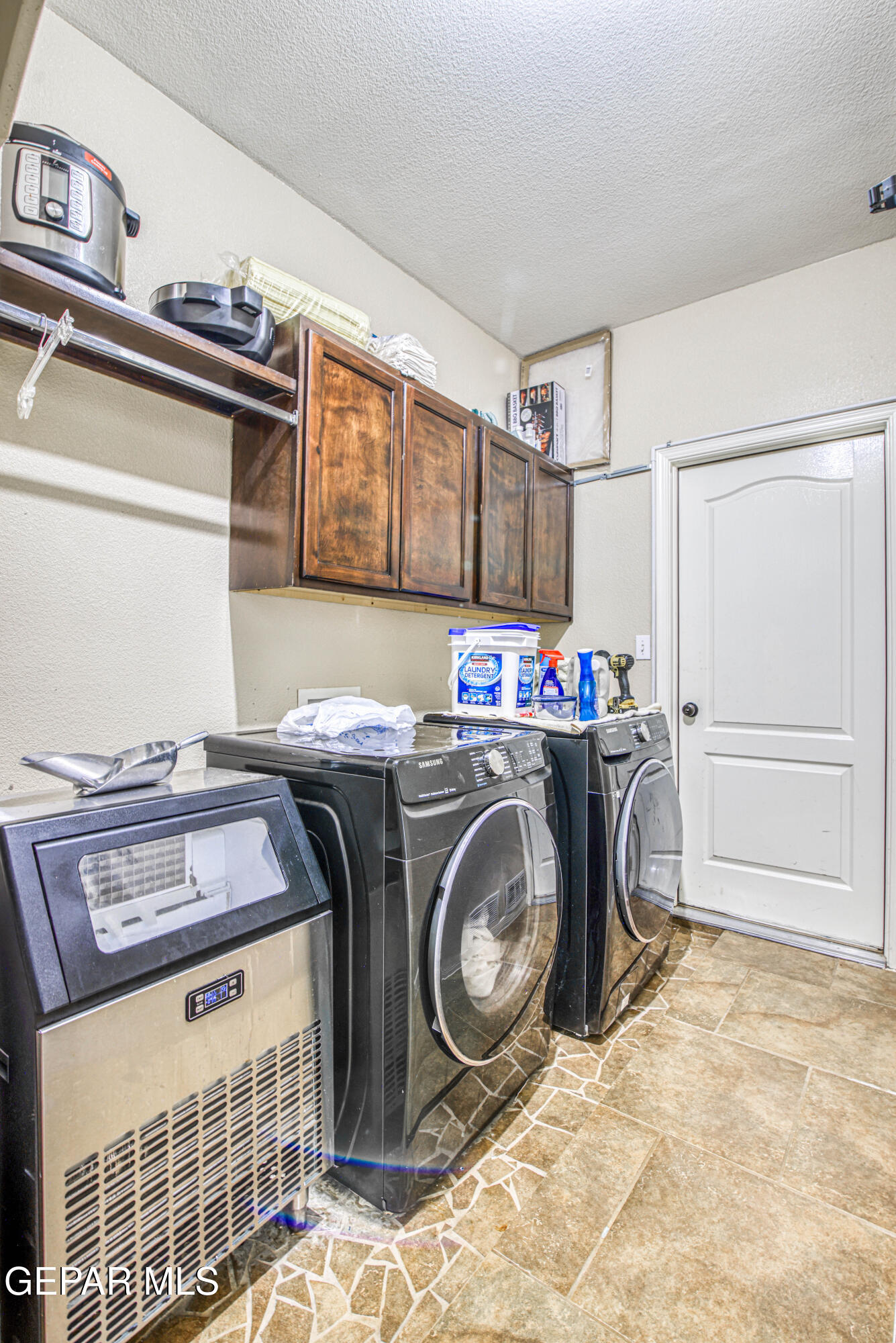 617 Wallace Road Anthony, NM 88021 - Photo 29 of 87 a utility room with dryer and washer