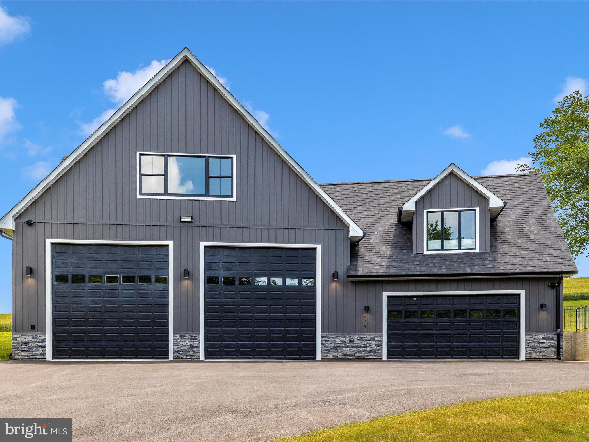 Welcome to this amazing barndominium!