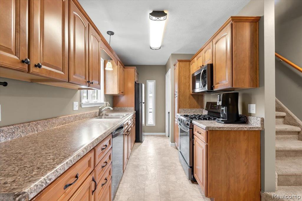 11769 Hibner Road Hartland, MI 48353 - Photo 8 of 38