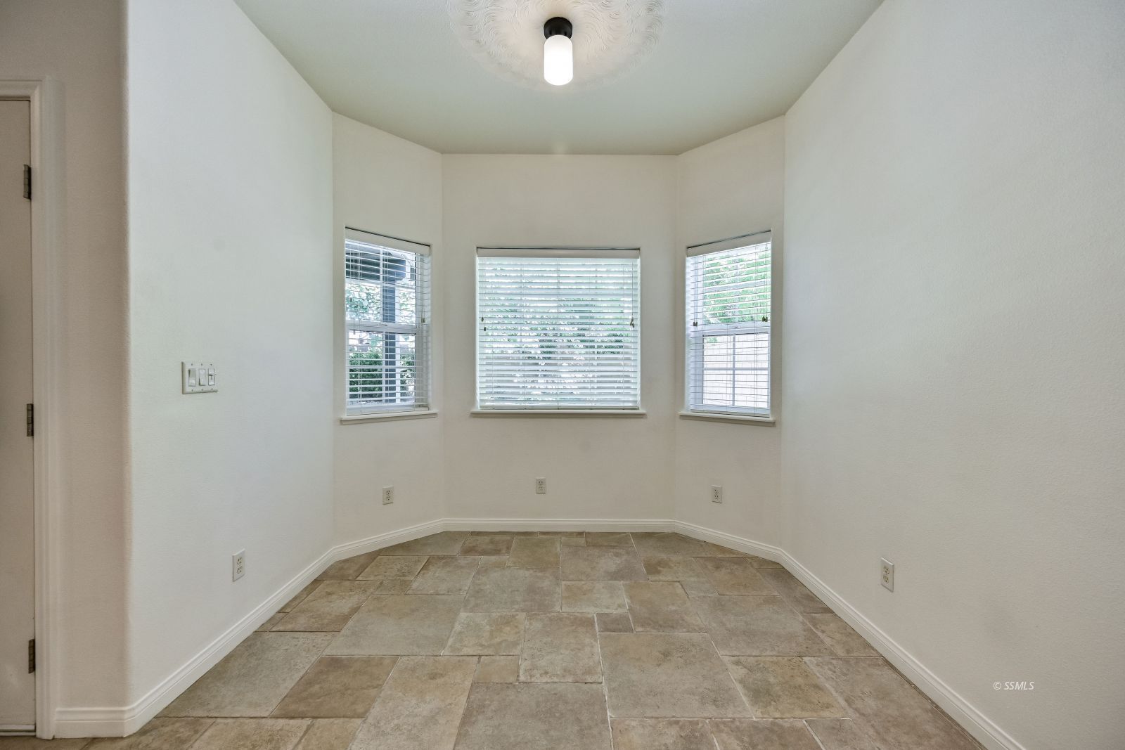 425 Acacia Street Ridgecrest, CA 93555 - Photo 13 of 49 an empty room with windows