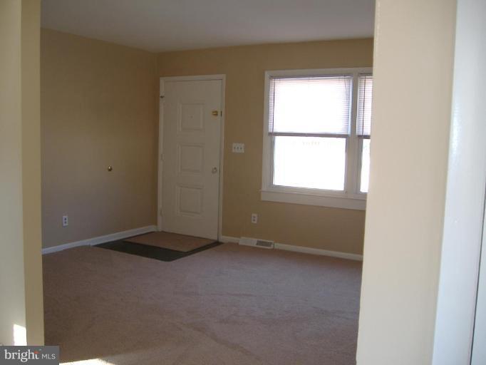 85 South Ralph Street Westminster, MD 21157 - Photo 4 of 10 Entrance / Foyer