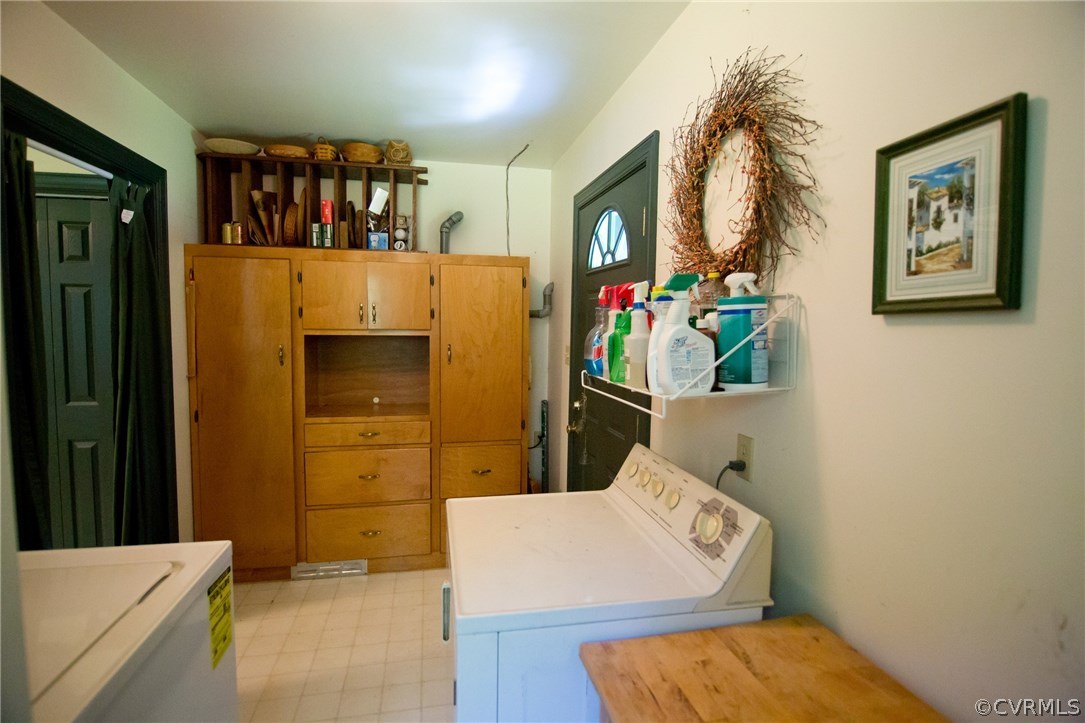1343 Old Ridge Road Farmville, VA 23901 - Photo 31 of 31 a bathroom with a toilet sink and mirror