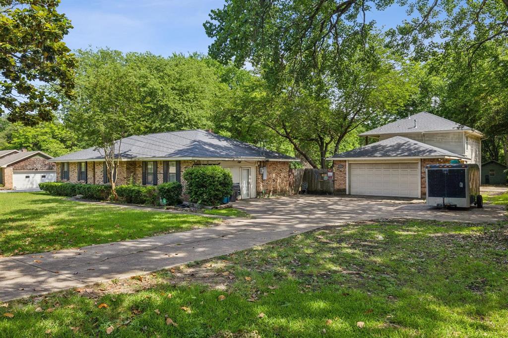 412 West Spinner Road DeSoto, TX 75115 - Photo 10 of 13 Brick-clad residence featuring a single-car garage and an expansive driveway