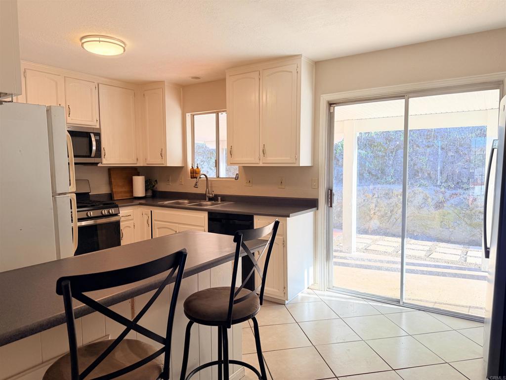 9449 Prospect Avenue Santee, CA 92071 - Photo 5 of 18 Breakfast Area