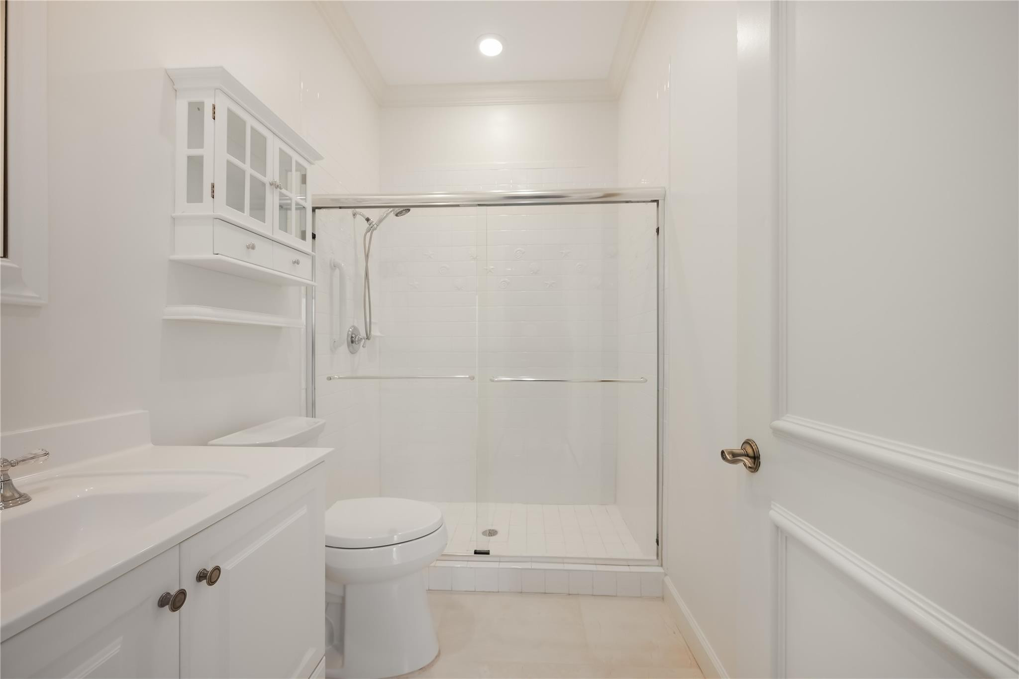 3585 Admirals Way Delray Beach, FL 33483 - Photo 21 of 76 First floor full bathroom