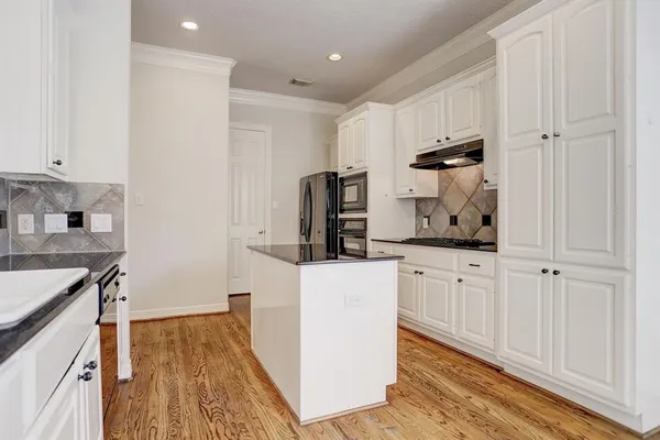 $2,600 | 2822 Briarhurst Park, Houston, TX 77057
