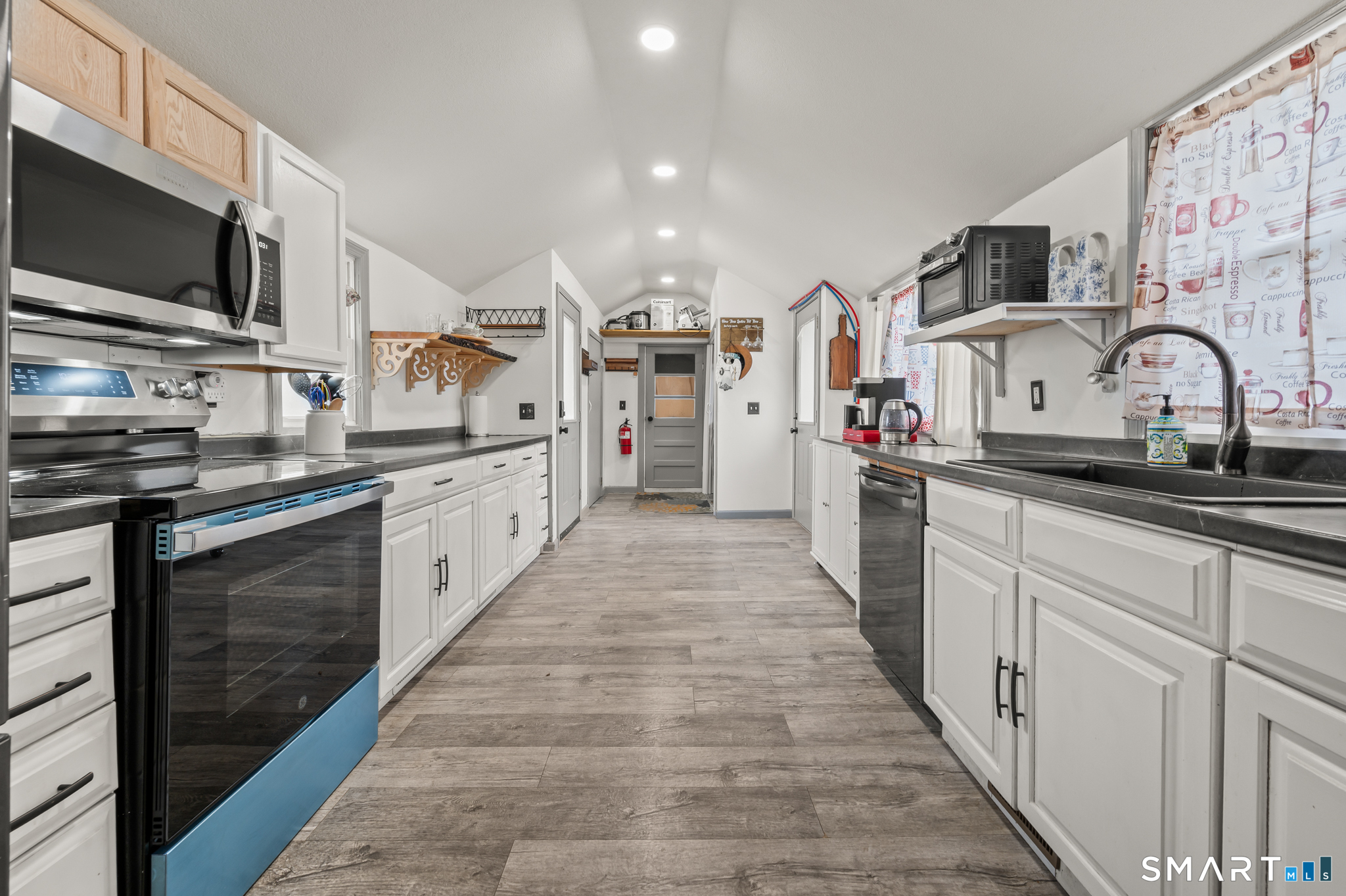 475 Ballfall Road Middletown, CT 06457 - Photo 2 of 24