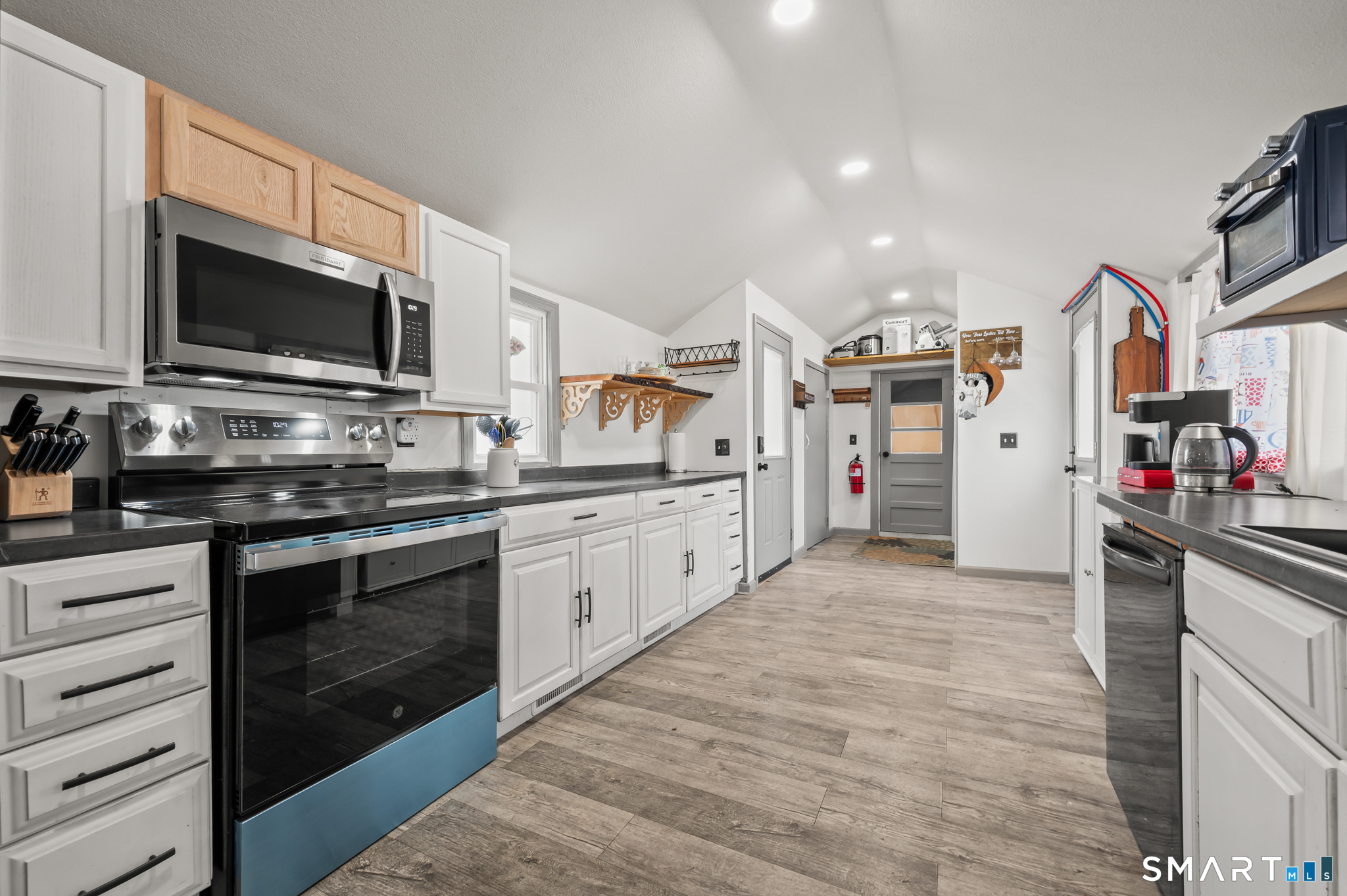 475 Ballfall Road Middletown, CT 06457 - Photo 5 of 24