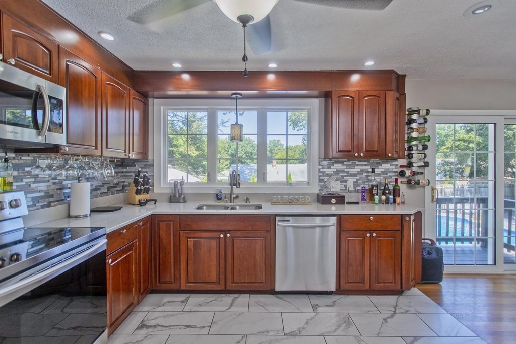 70 Harrow Road Springfield, MA 01118 - Photo 4 of 35