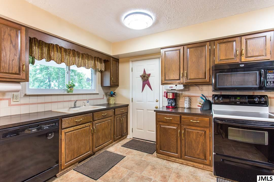 2471 Glengarry Road Jackson, MI 49203 - Photo 8 of 34 Photo 8