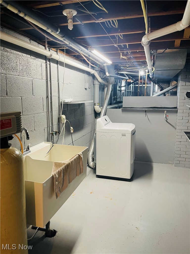 2557 Mayfair Road Akron, OH 44312 - Photo 25 of 39 Laundry hookups, dryer stays.