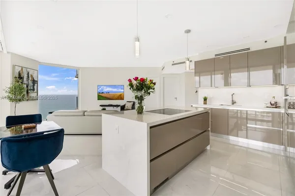 $6,700 | 7330 Ocean Terrace, Unit 2404, Miami Beach, FL 33141