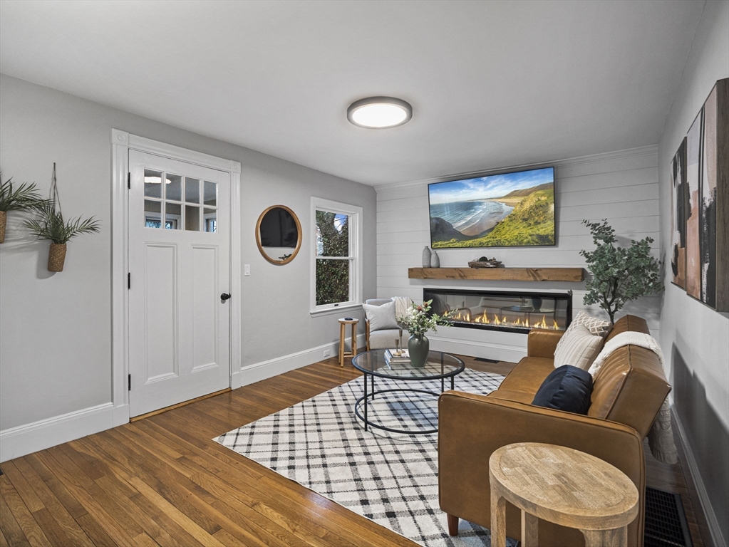 13 Dustin Street Saugus, MA 01906 - Photo 4 of 36 Gallery Image 4