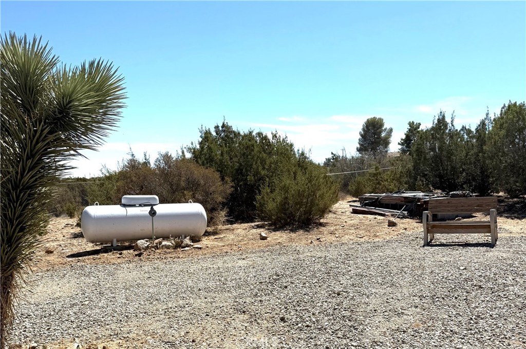 984 Pinon Road Pinon Hills, CA 92372 - Photo 34 of 45 a view of a backyard with sitting area