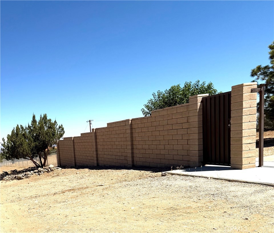 984 Pinon Road Pinon Hills, CA 92372 - Photo 43 of 45 a view of the terrace