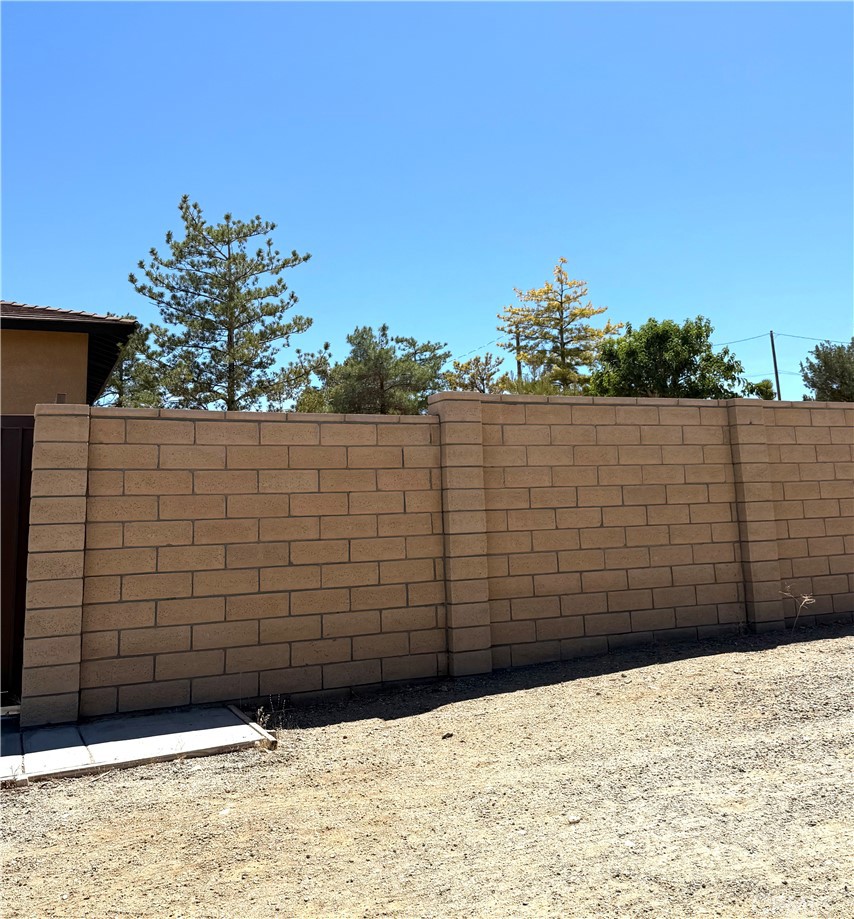 984 Pinon Road Pinon Hills, CA 92372 - Photo 45 of 45 a view of wooden fence