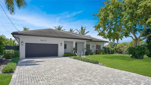 a close view of light fixtures and a mirror