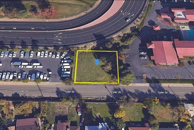 a picture of a table and chairs