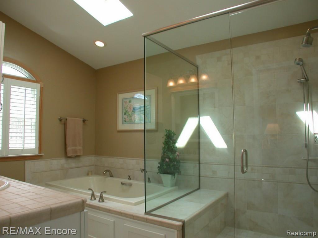 1183 Ruby Avenue Rochester, MI 48309 - Photo 5 of 42 MASTER BATH