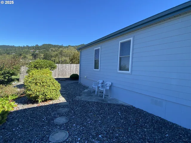 a view of a backyard