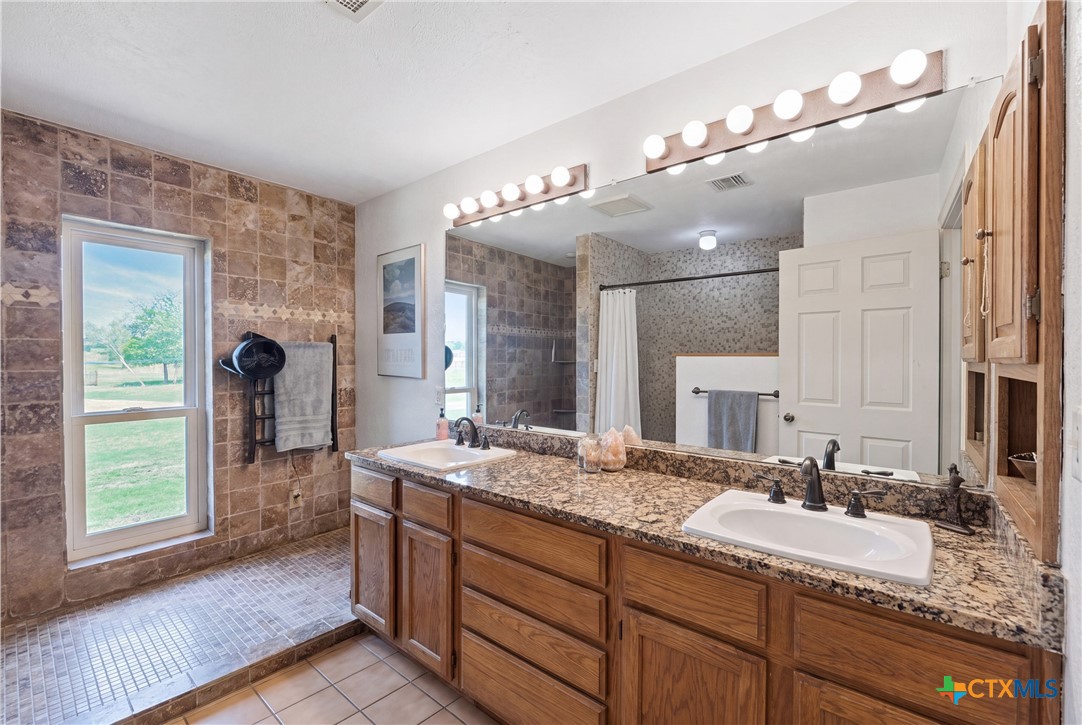 4874 Old Lehmann Road Kingsbury, TX 78638 - Photo 34 of 48 Upstairs full bathroom