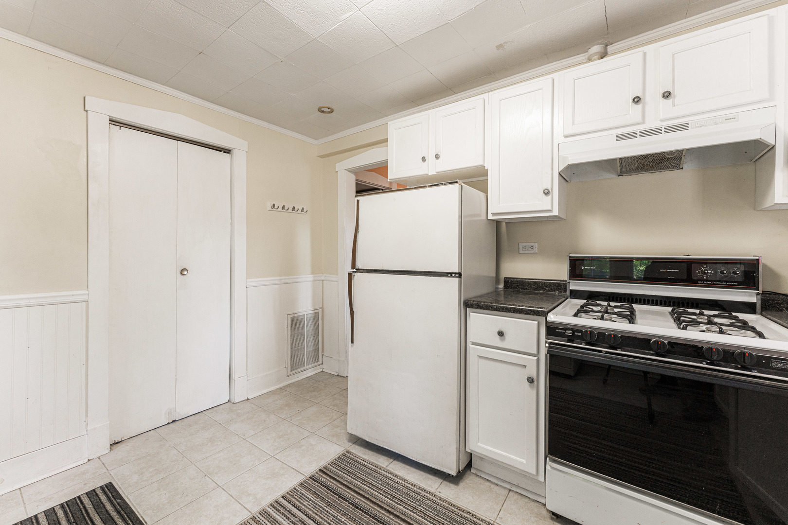 8415 Balder Drive Cary, IL 60013 - Photo 22 of 34 a kitchen with a stove and a refrigerator