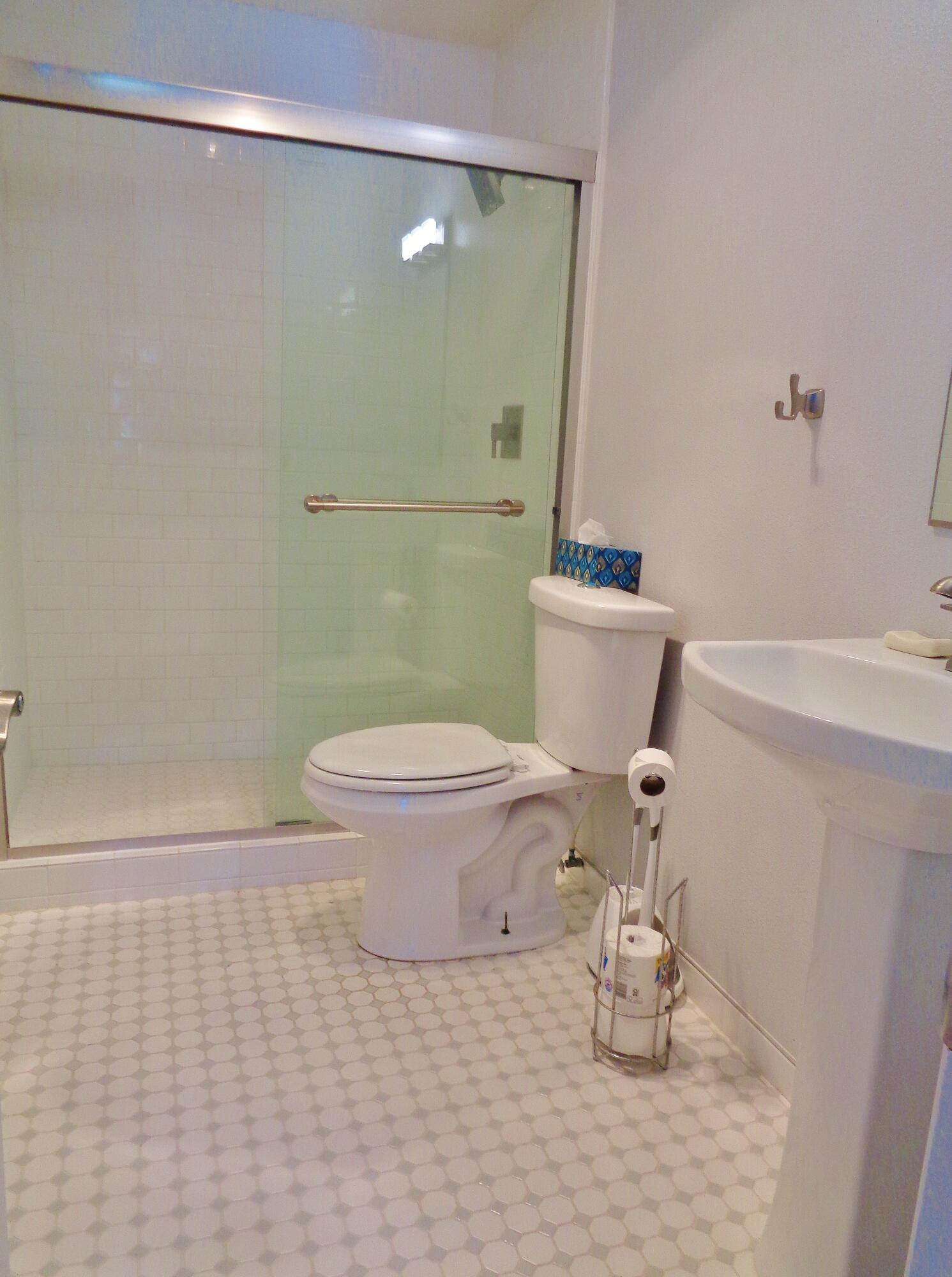 22 Stanford Circle Lompoc, CA 93436 - Photo 13 of 19 Upstairs bathroom