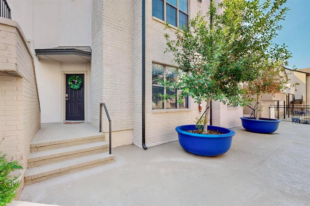 3901 Travis Street, Unit 113 Dallas, TX 75204 - Photo 16 of 40 a living room with furniture and a potted plant