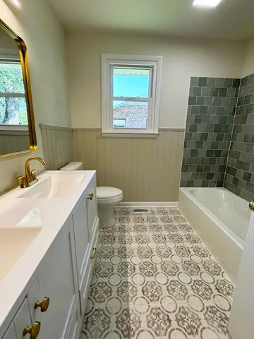 a view of a house with backyard