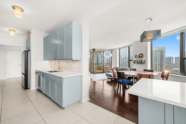 $999,999 | 501 North Clinton Street, Unit 3203, Chicago, IL 60654