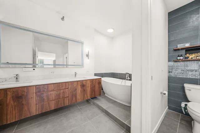 $999,999 | 501 North Clinton Street, Unit 3203, Chicago, IL 60654