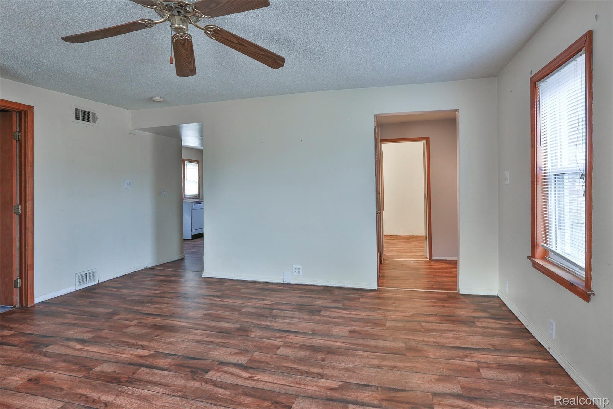 43621 Burtrig Road Belleville, MI 48111 - Photo 5 of 13 2B8A7146.jpg