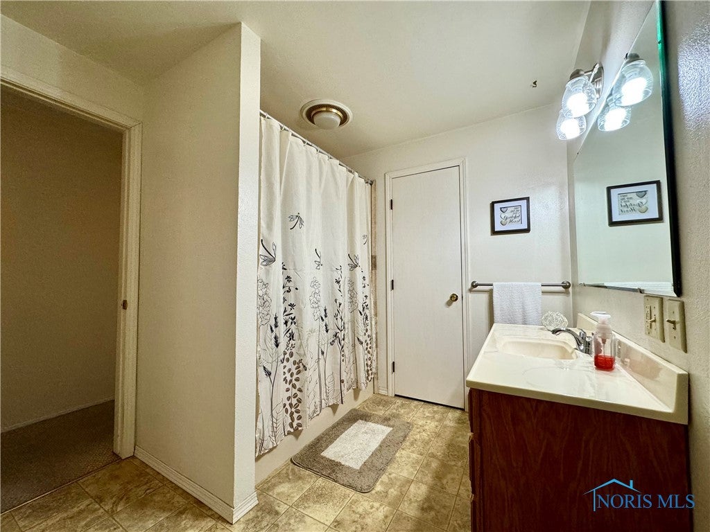 15043 Sponseller Road Defiance, OH 43512 - Photo 17 of 29 Main Bathroom