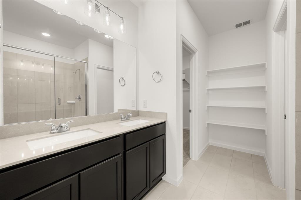 125 Toftrees Drive Cleburne, TX 76031 - Photo 18 of 27 125 Toftrees- Primary Suite-4